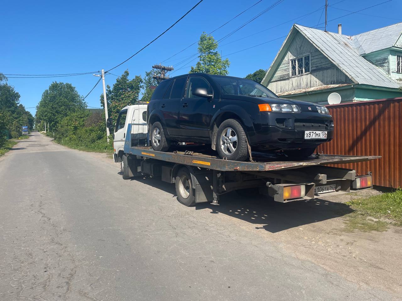 Эвакуатор загружает авто